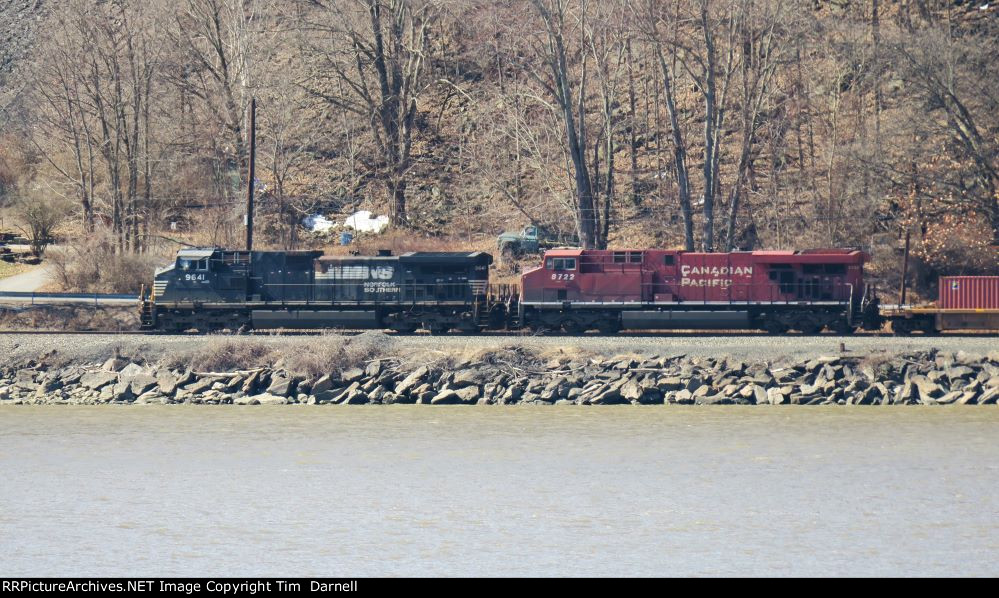 NS 9641, CP 8722 on CSX Q567